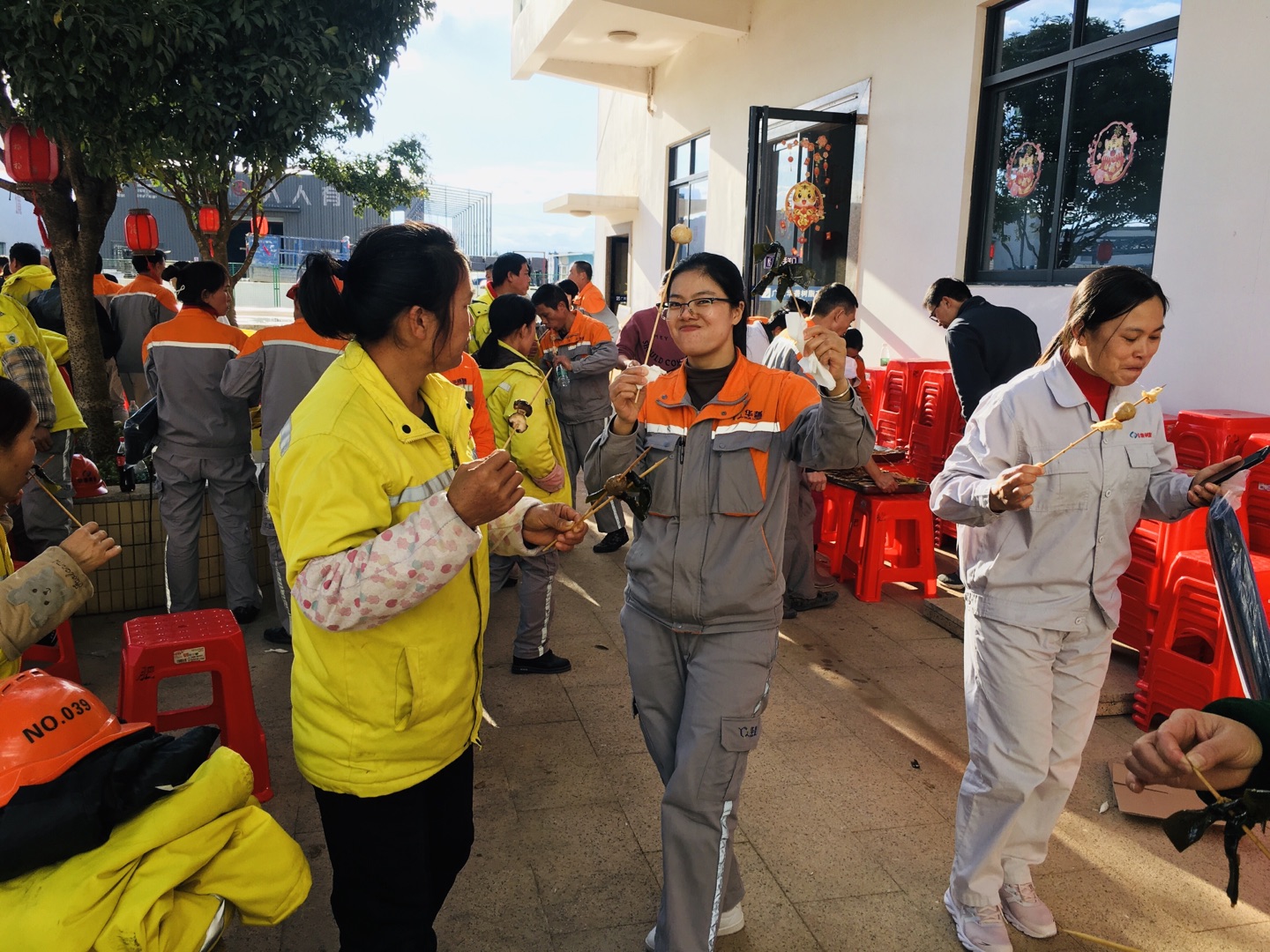 16-员工品尝美食.jpg 16-员工品尝美食.jpg